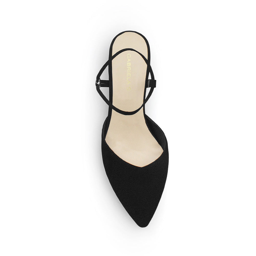 Vista superior de zapatilla negra para mujer con punta fina correa ajustable y tacón bajo de 5cm