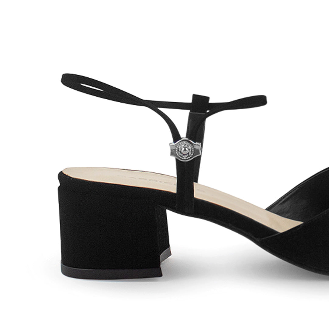 Vista trasera de tacón cuadrado bajo de 5cm en zapatilla negra para mujer con correa ajustable 