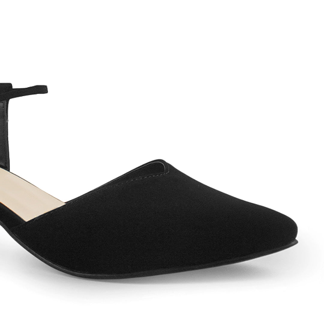 Vista a detalle de zapatilla negra para mujer con tacón bajo de 5cm y pulsera ajustable 