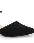 Vista a detalle de zapatilla negra para mujer con tacón bajo de 5cm y pulsera ajustable 