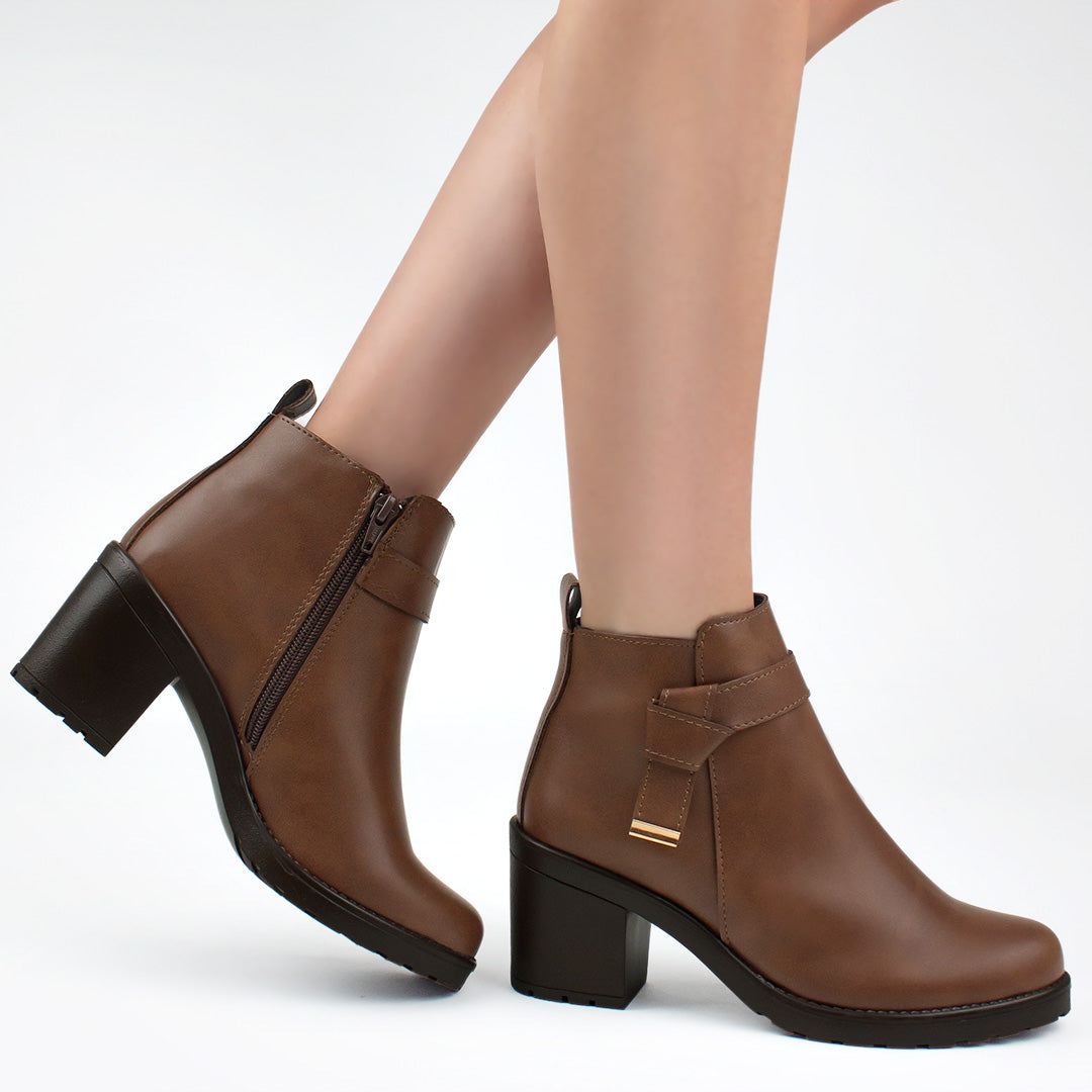 Botines cafés con nudo decorativo cierre interno funcional y tacón medio 7cm para dama 
