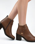 Botines cafés con nudo decorativo cierre interno funcional y tacón medio 7cm para dama 