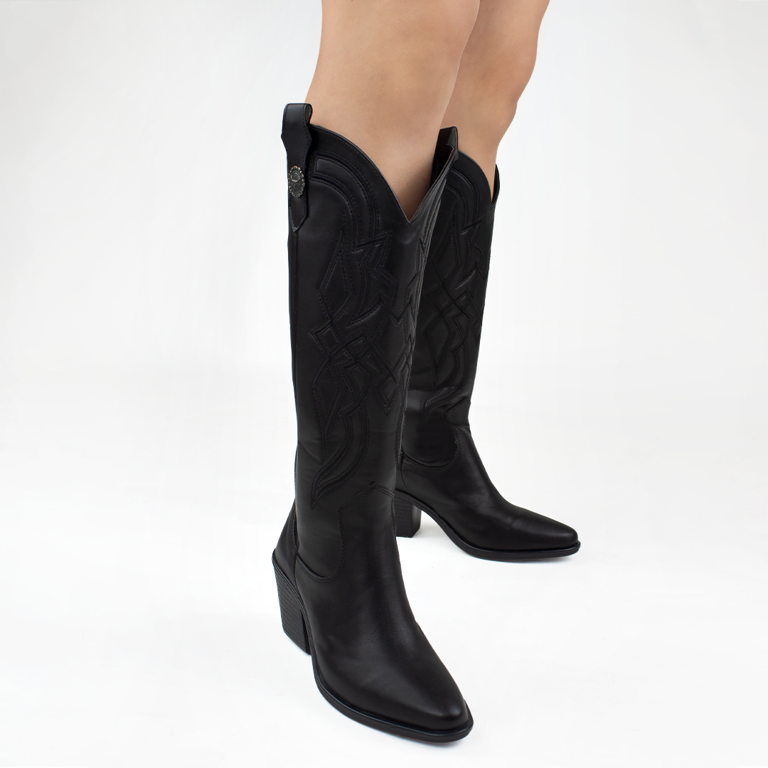 Botas negras vaqueras para mujer bordadas con tacón ancho de 7cm y punta fina de caña alta abajo de la rodilla