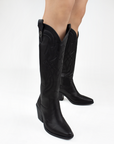 Botas negras vaqueras para mujer bordadas con tacón ancho de 7cm y punta fina de caña alta abajo de la rodilla
