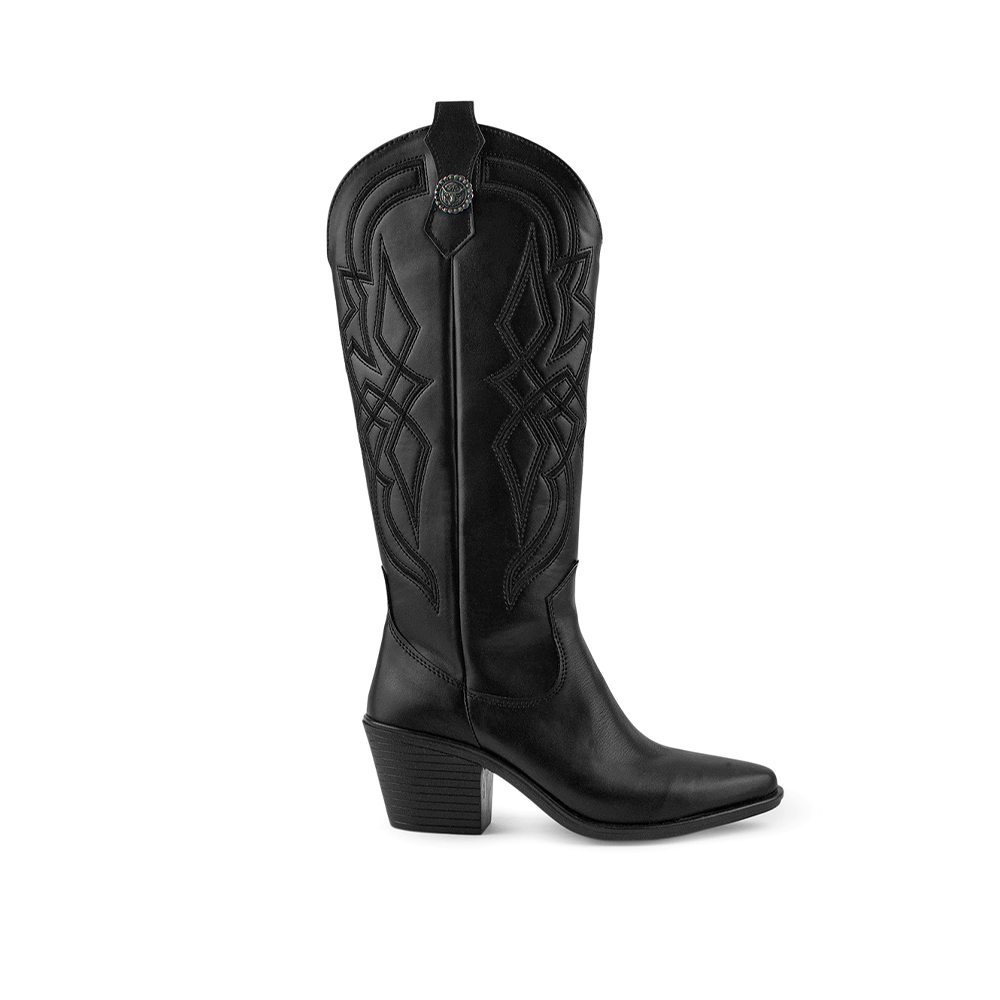 Vista lateral de bota negra bordada abajo de la rodilla para mujer con tacón ancho de 7cm y punta fina 