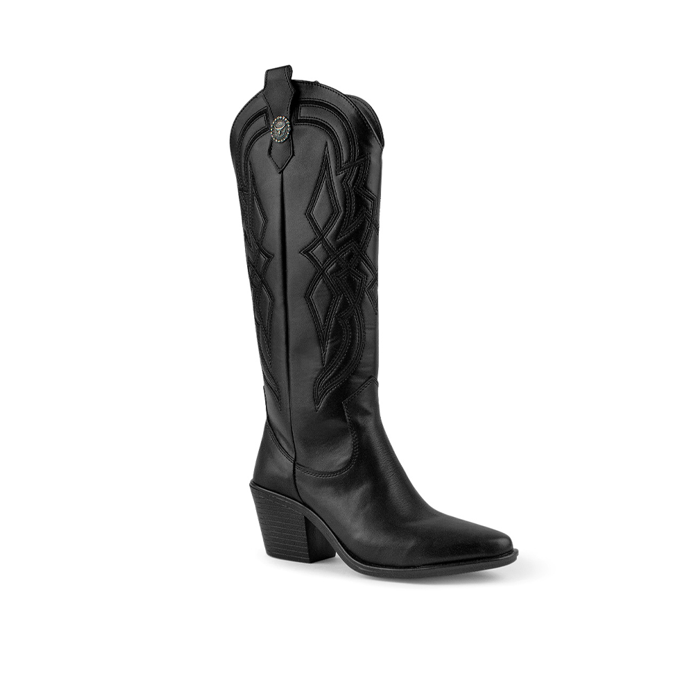 Vista diagonal de bota negra bordada de meter para mujer de tacón ancho de 7cm con punta fina abajo de la rodilla