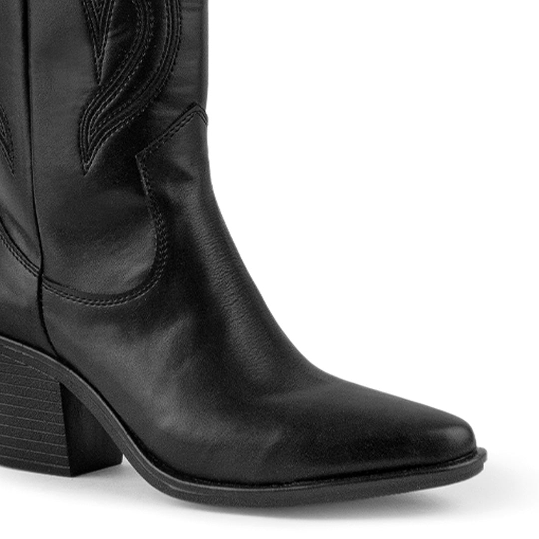 Vista de material sintético en bota negra para mujer de meter abajo de la rodilla con punta fina y tacón ancho de 7cm