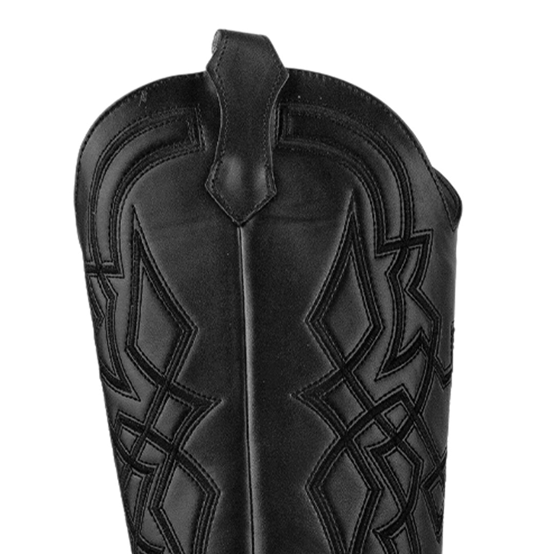 Vista a detalle de bordado en bota negra tipo vaquera de meter para mujer con punta fina tacón ancho de 8cm abajo de la rodilla