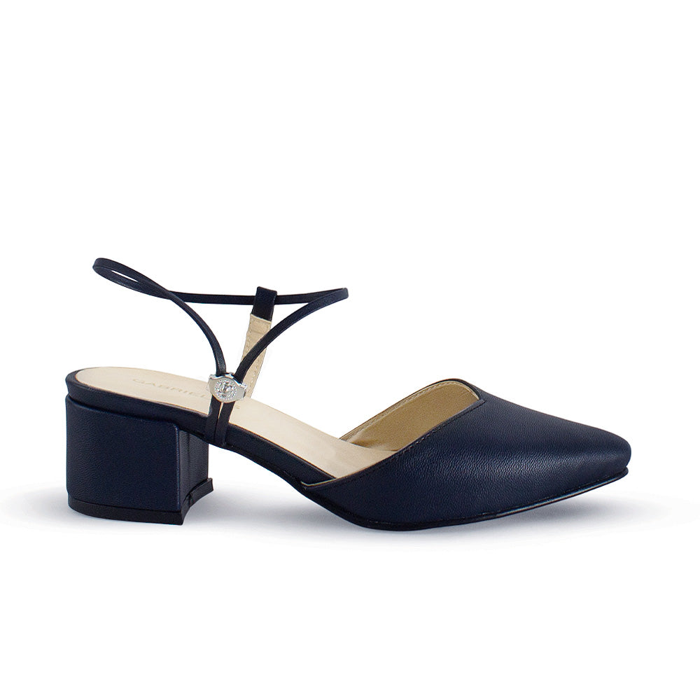 Vista lateral de zapatilla azul marino para mujer con punta cerrada correa ajustable y tacón bajo de 5cm