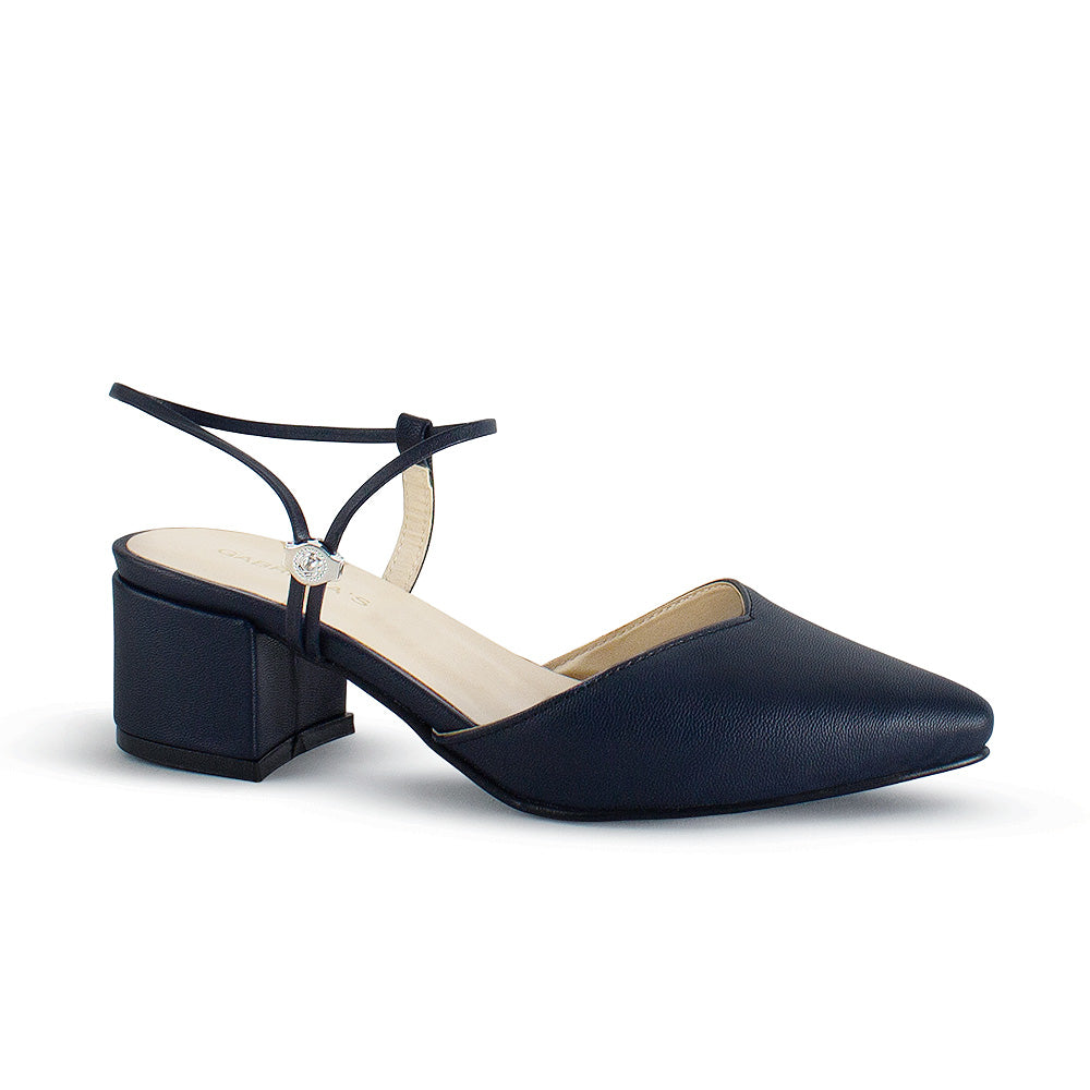 Vista diagonal de zapatilla azul marino para mujer con correa ajustable y tacón cuadrado bajo de 5cm