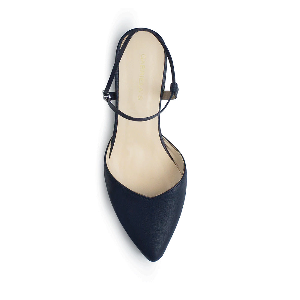 Vista superior de zapatilla azul marino para mujer con punta fina correa ajustable y tacón bajo de 5cm