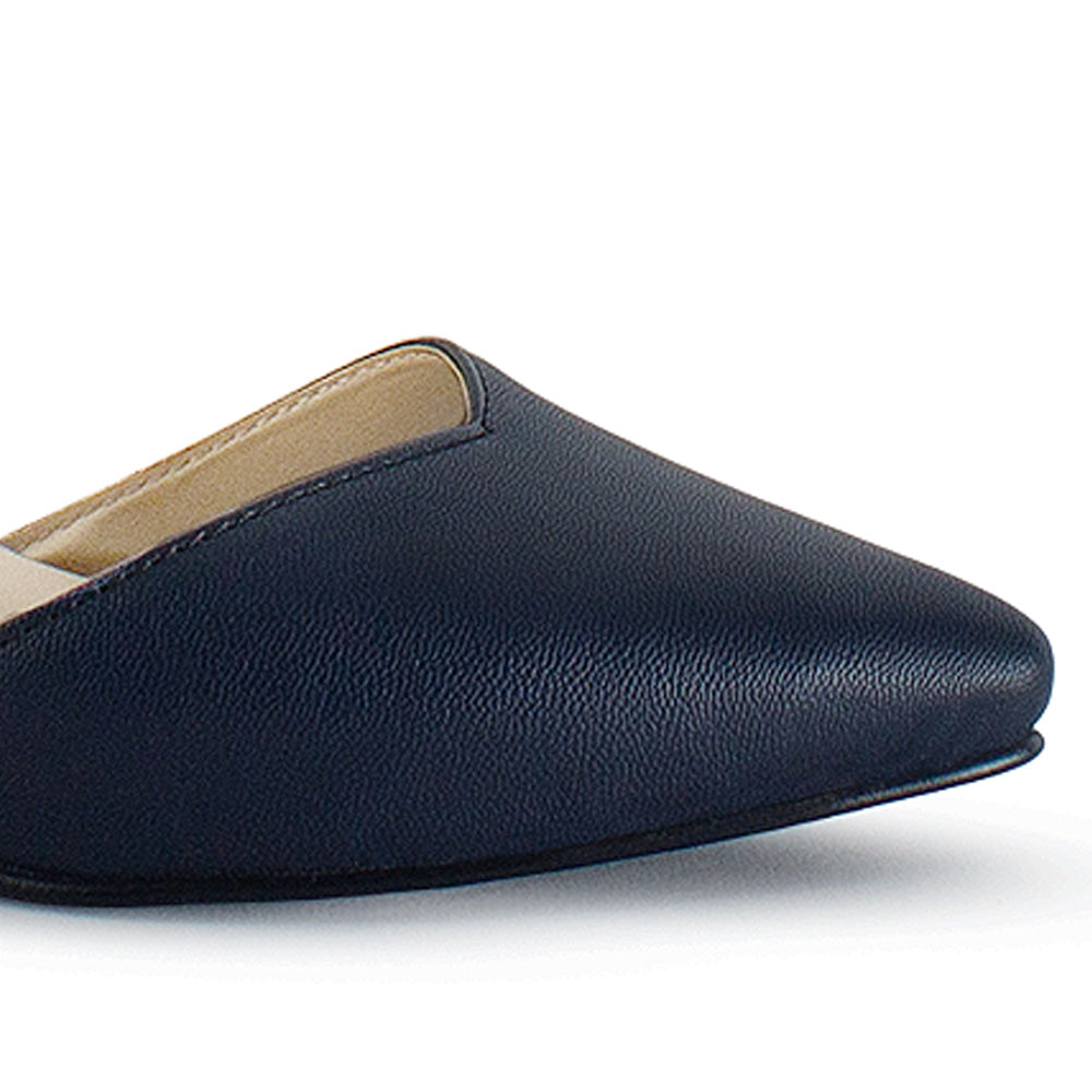 Vista a detalle de zapatilla azul marino para mujer con tacón bajo de 5cm y pulsera ajustable 