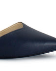 Vista a detalle de zapatilla azul marino para mujer con tacón bajo de 5cm y pulsera ajustable 