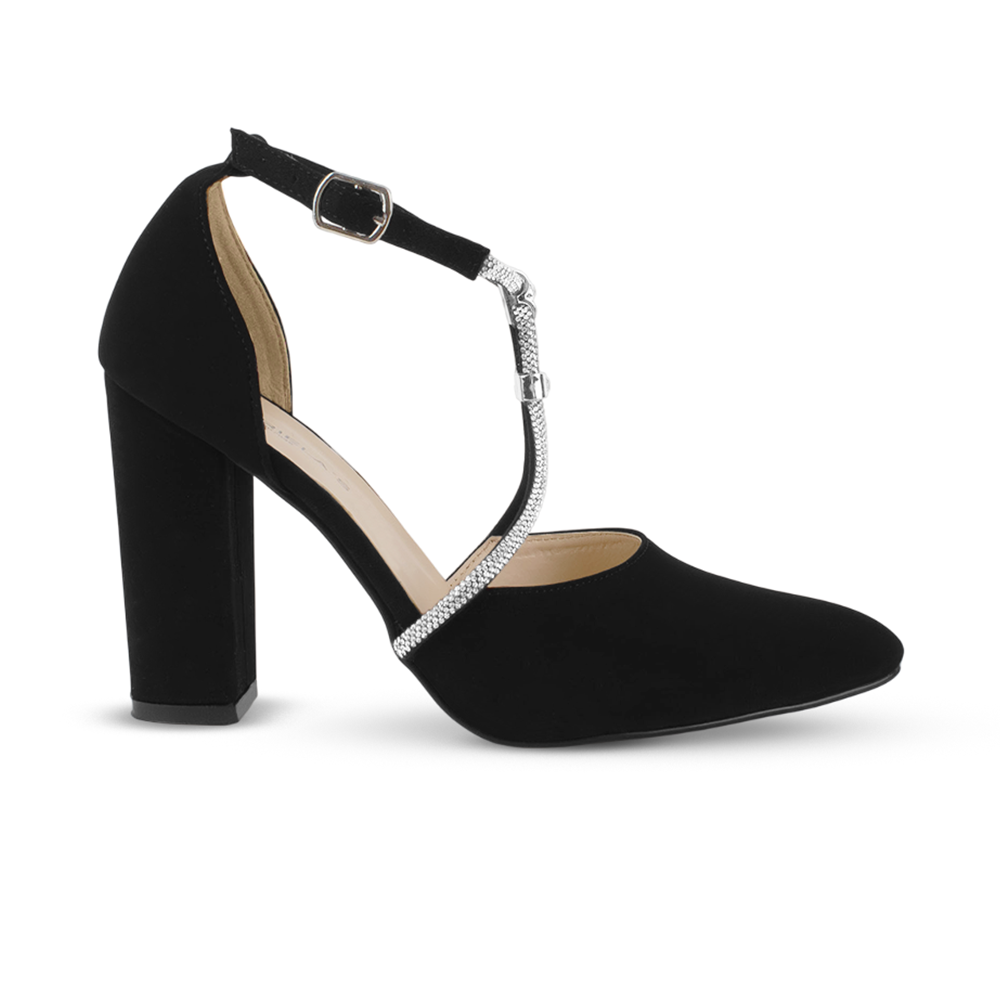 Vista lateral de zapatilla negra de punta fina para mujer con pedrería pulsera ajustable y tacón medio de 10cm