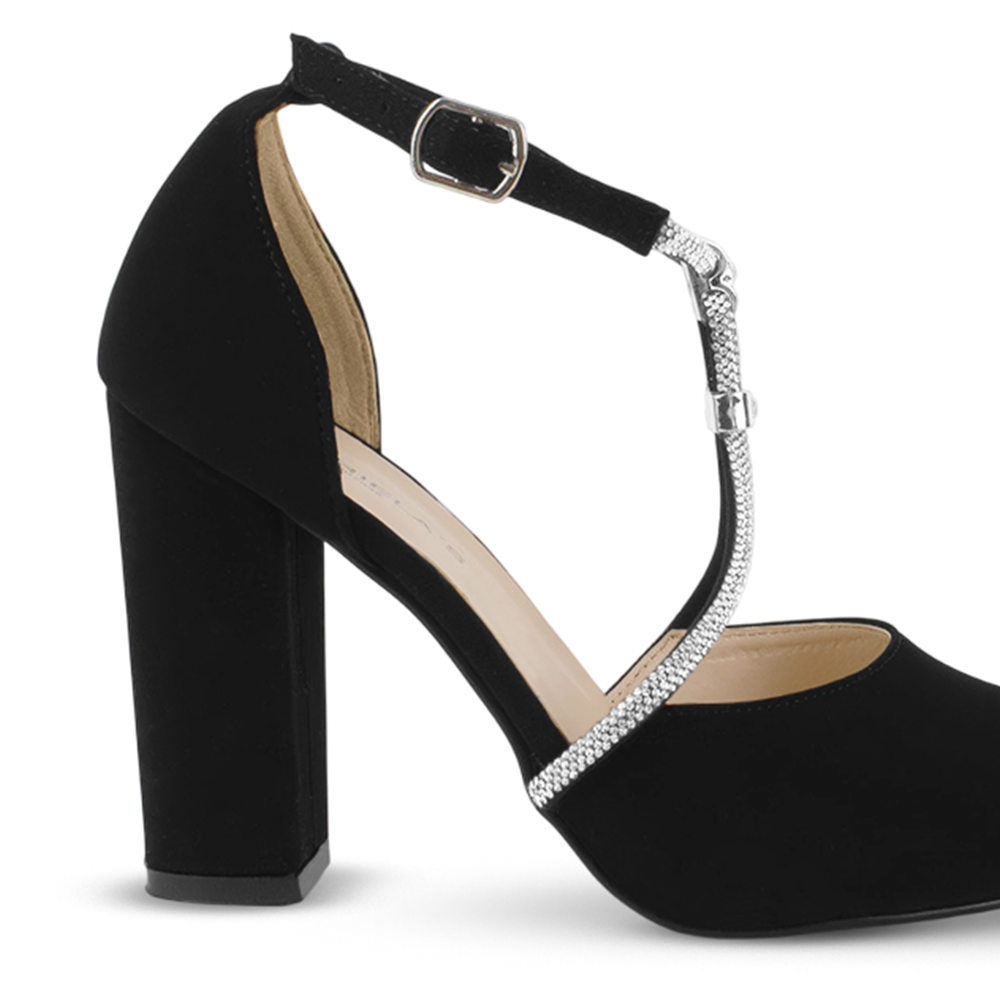 Vista trasera de tacón ancho bloque de 10cm en zapatilla negra para mujer con pedrería pulsera ajustable y punta fina 