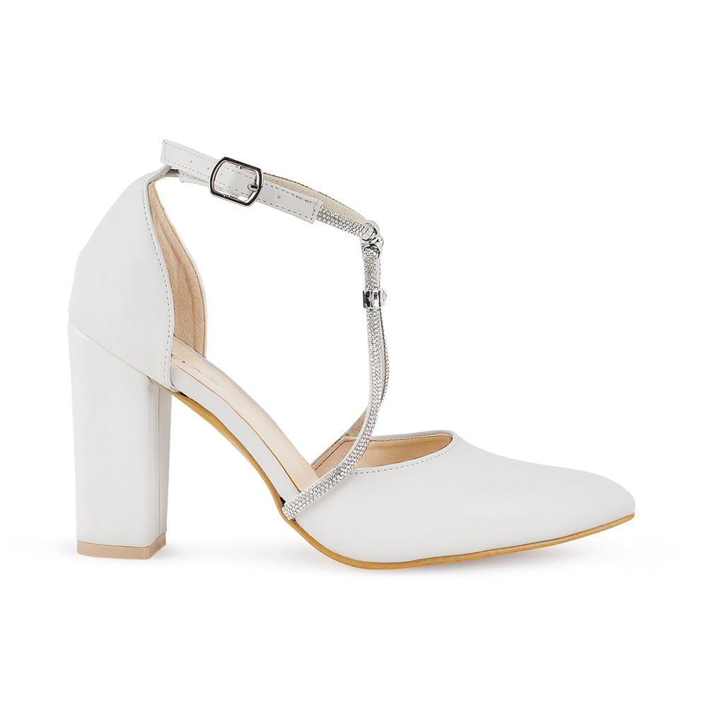 Vista lateral de zapatilla beige de punta fina para mujer con pedrería pulsera ajustable y tacón medio de 10cm
