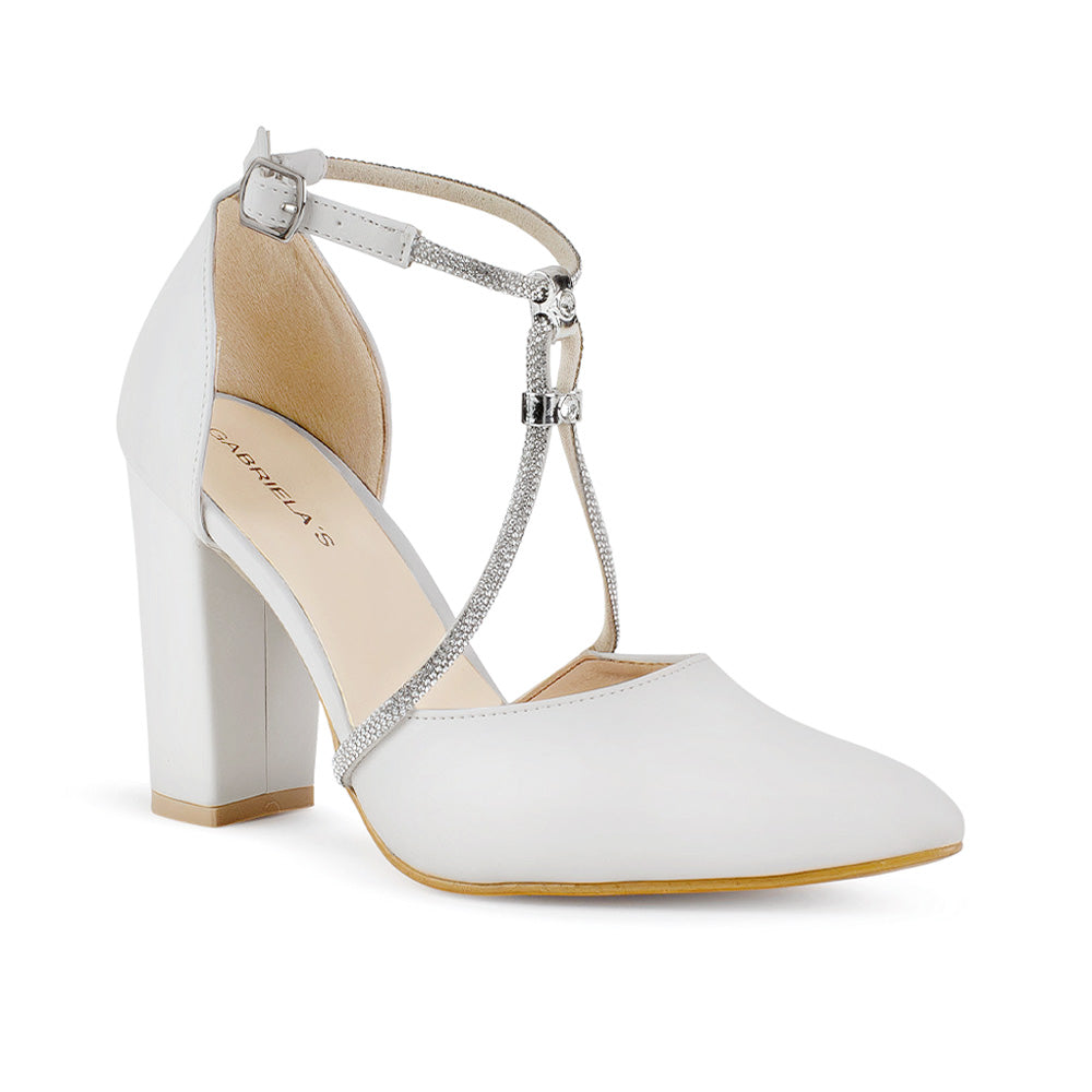 Vista diagonal de zapatilla beige para mujer con punta cerrada pedrería y tacón bloque de 10cm