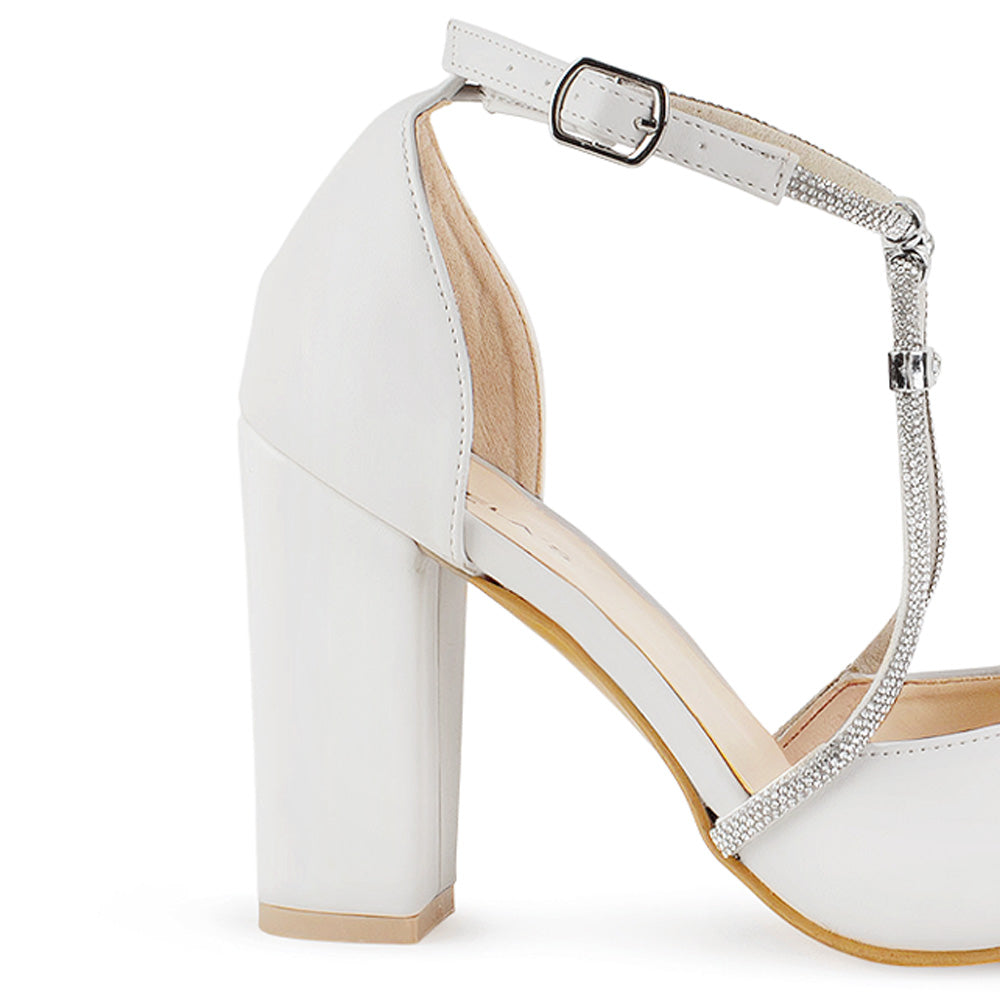 Vista trasera de tacón ancho bloque de 10cm en zapatilla beige para mujer con pedrería pulsera ajustable y punta fina 