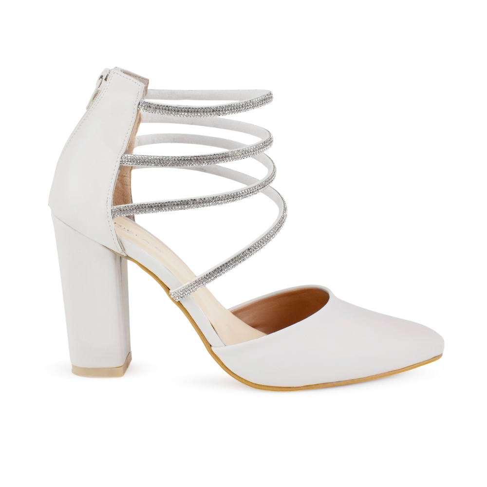 vista lateral de zapatillas beige con punta fina ajuste en cremallera trasera y tiras con pedrería tacón medio 10cm 
