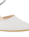 detalle del material cabra sintético en zapatillas beige para dama con punta fina y tiras con pedrería 