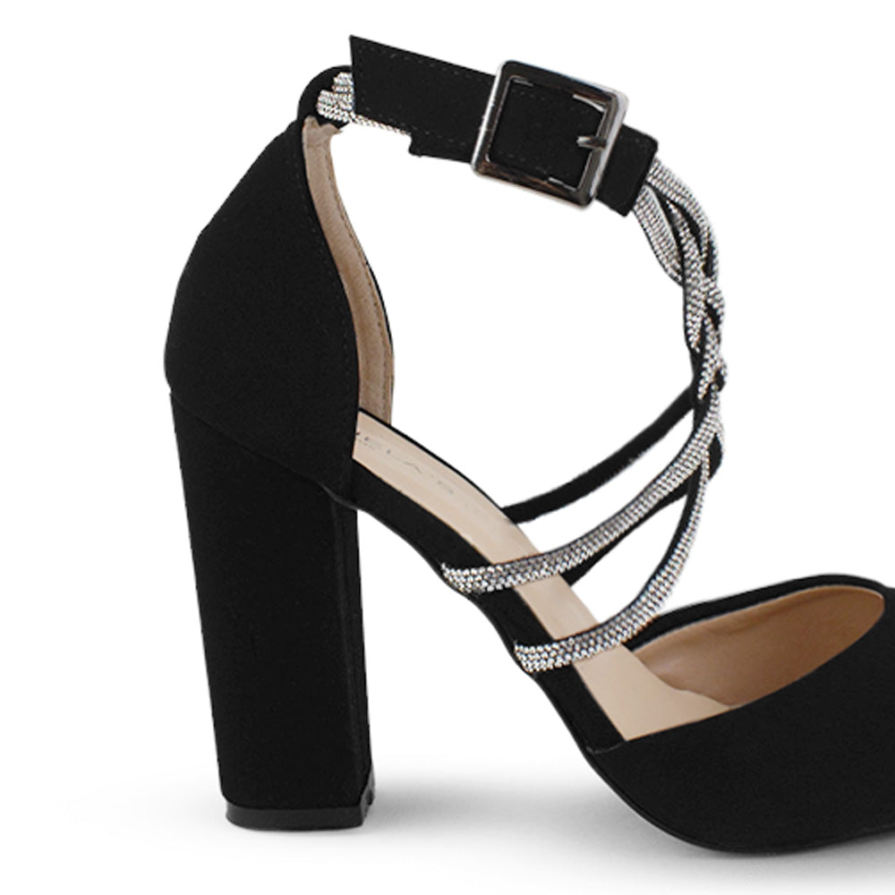 Vista trasera del tacón medio 10 cm en las zapatillas negras para dama con tiras cruzadas de pedrería y pulsera ajustable al tobillo 