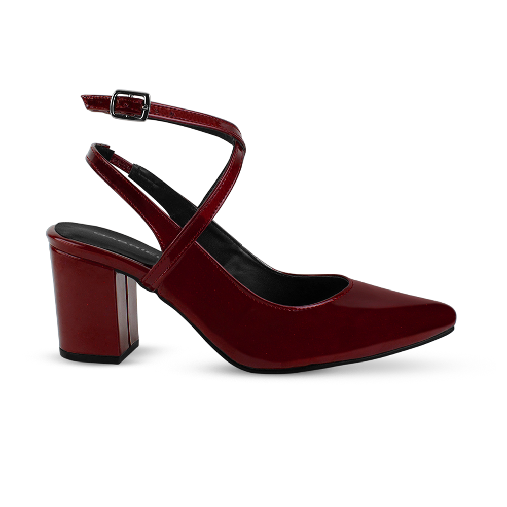 Vista lateral de zapatilla vino para mujer con punta fina, tiras cruzadas y tacón ancho de 7cm