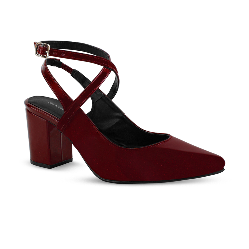 Vista diagonal de zapatilla vino para mujer con punta fina, hebilla ajustable y tacón medio de 7cm
