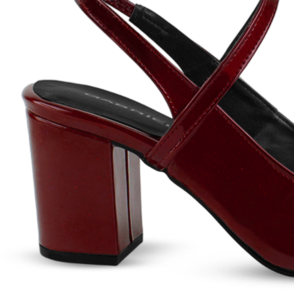 Vista trasera de tacón ancho medio de 7cm en zapatilla para mujer con hebilla ajustable en color vino