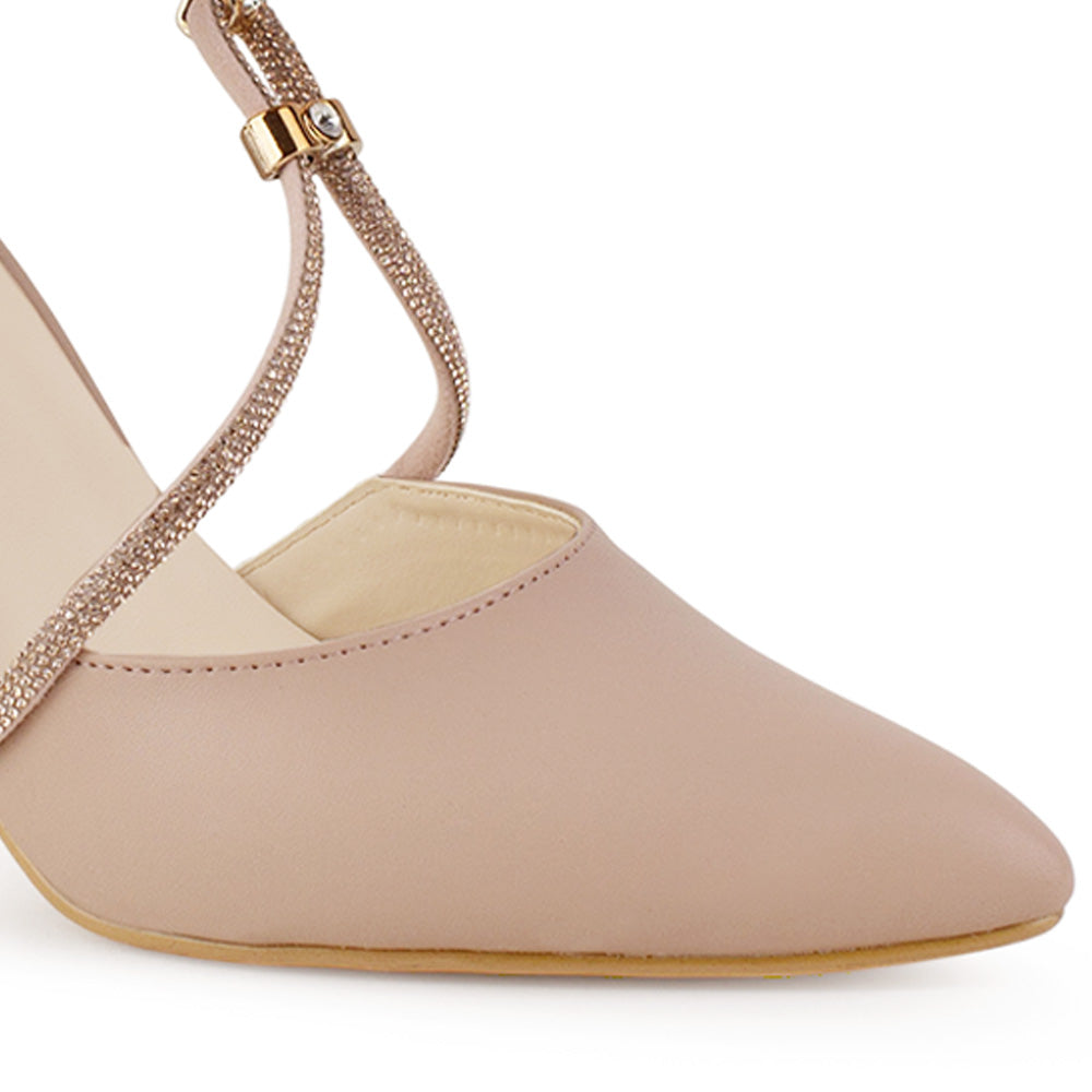 Vista a detalle de pedrería brillante en zapatilla de punta fina para mujer con pulsera ajustable y tacón ancho de 10cm en color nude