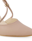 Vista a detalle de pedrería brillante en zapatilla de punta fina para mujer con pulsera ajustable y tacón ancho de 10cm en color nude