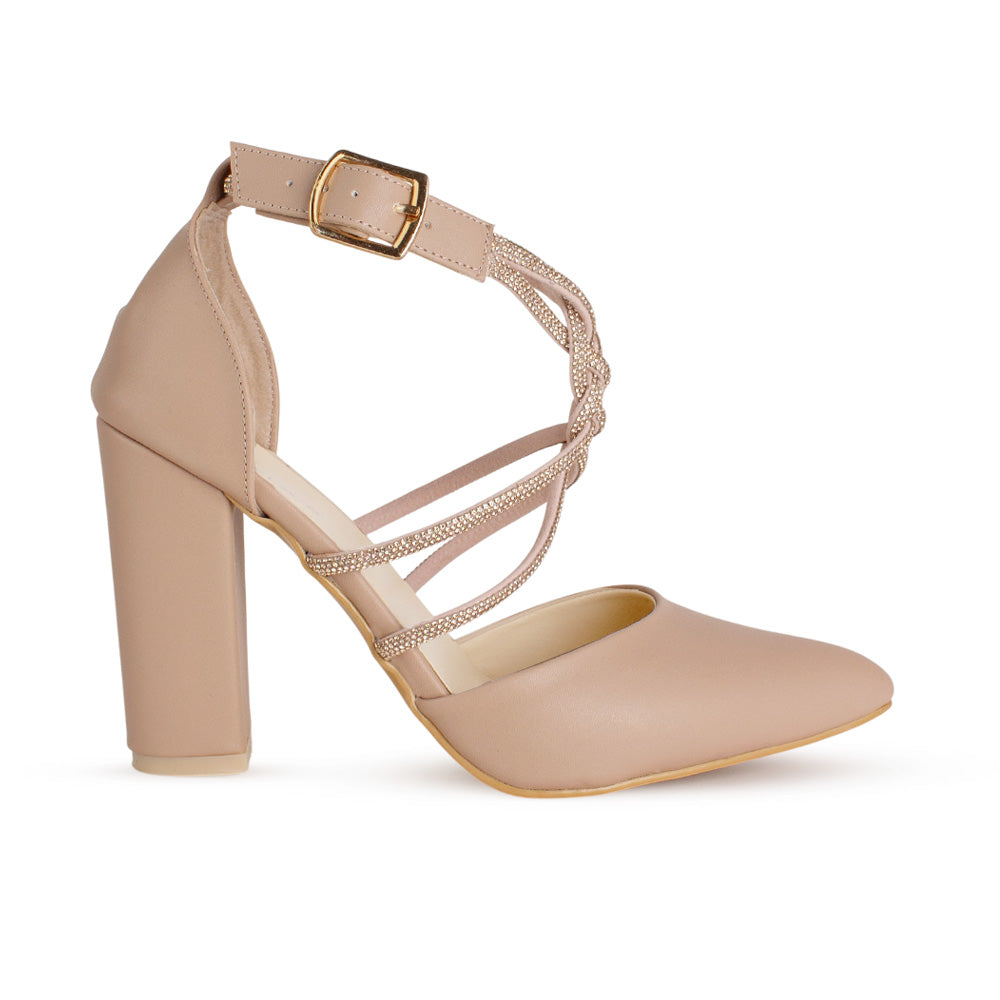 Vista lateral de la zapatilla nude para dama con tiras de pedrería tacón medio 10 cm y pulsera ajustable al tobillo con punta fina 