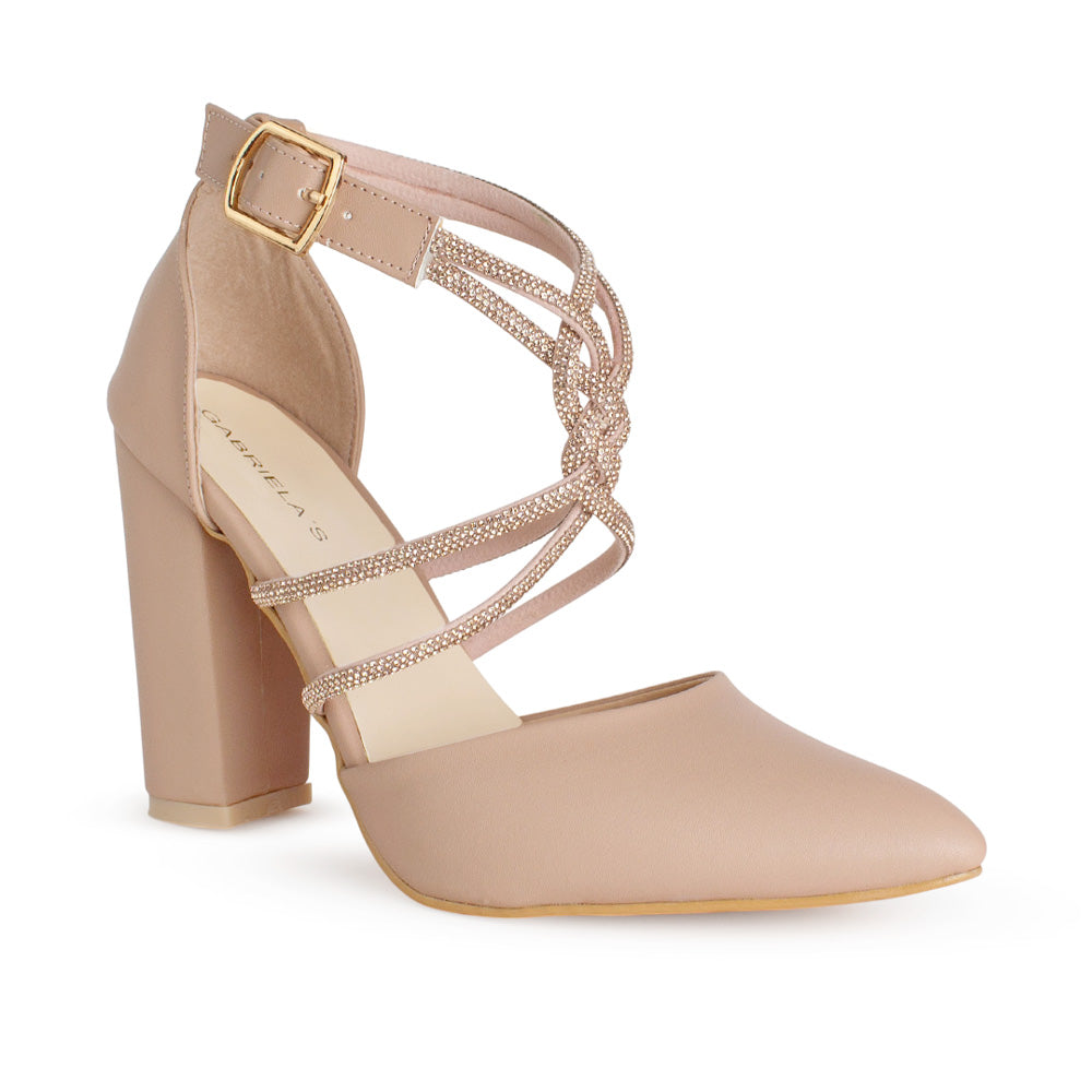 Vista diagonal de la zapatilla nude con tiras trenzadas de pedrería pulsera ajustable y tacón medio 10 cm para dama  
