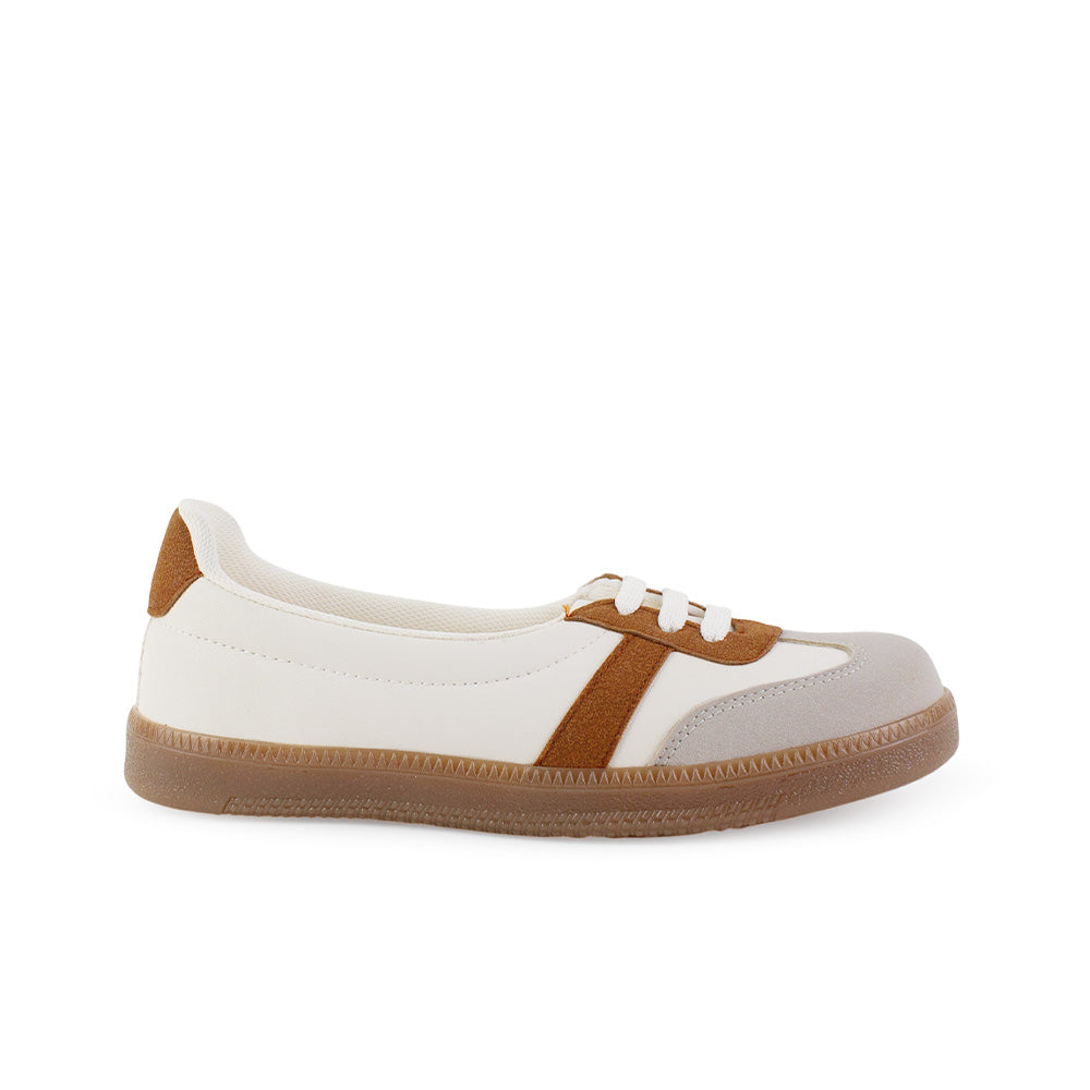 Vista lateral del tenis beige con cafe casual con agujetas y suela baja 2cm para dama 