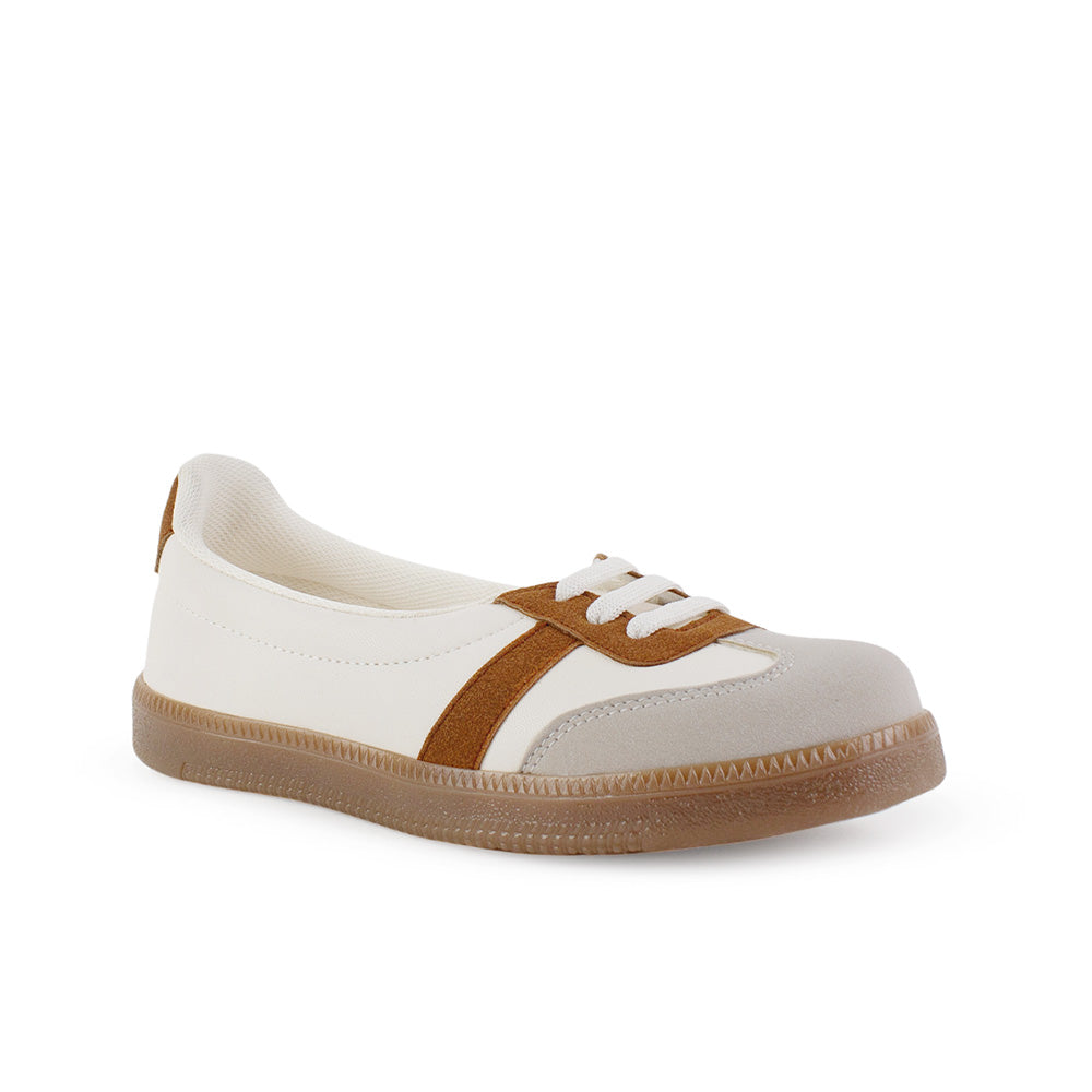 Vista diagonal de tenis beige con cafe para dama casual con suela baja 2cm y agujetas 