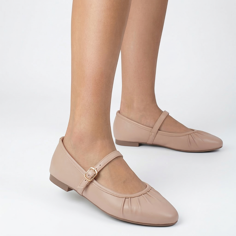 Flats tipo balerinas nude de piso para dama con pliegues y pulsera ajustable en el empeine.
