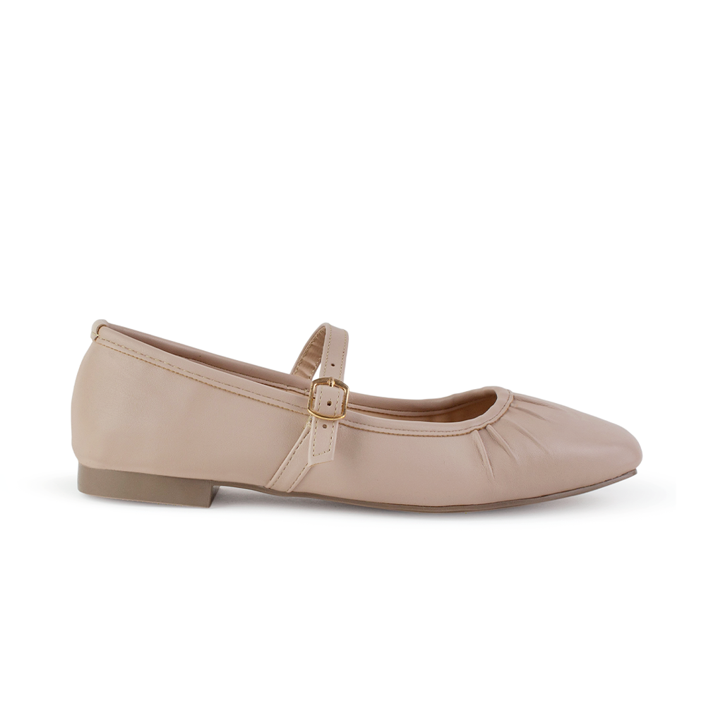 Vista lateral de flats tipo balerinas nude de piso con pliegues y pulsera ajustable para dama 