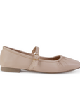 Vista lateral de flats tipo balerinas nude de piso con pliegues y pulsera ajustable para dama 