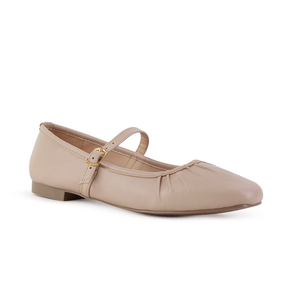 Vista diagonal de flats tipo balerinas nude de piso con pulsera ajustable y pliegues para dama 