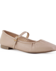 Vista diagonal de flats tipo balerinas nude de piso con pulsera ajustable y pliegues para dama 