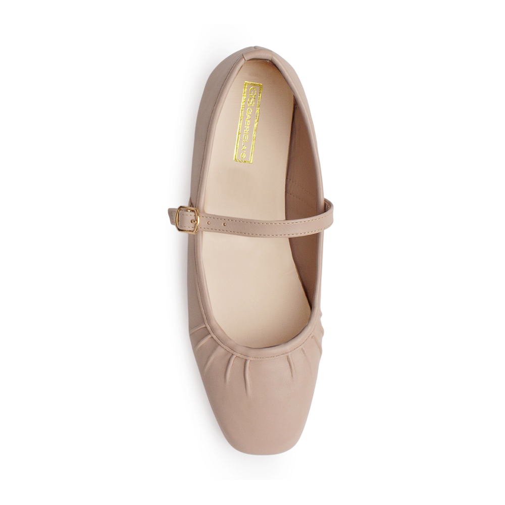 Vista superior de flats tipo balerinas nude de piso con pliegues y pulsera ajustable para dama 
