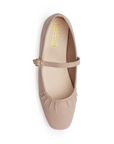 Vista superior de flats tipo balerinas nude de piso con pliegues y pulsera ajustable para dama 