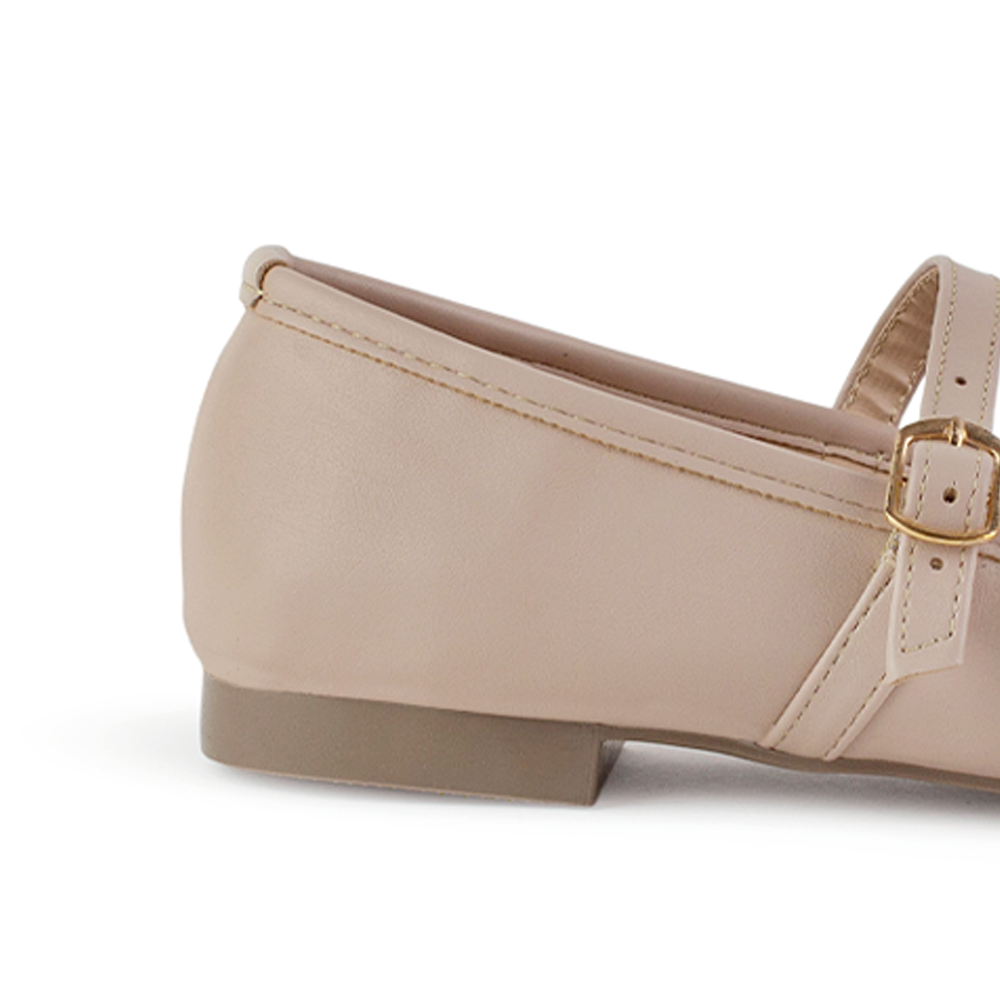 Vista trasera de los flats tipo balerinas de piso nude con pulsera ajustable y pliegues para dama 