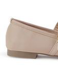 Vista trasera de los flats tipo balerinas de piso nude con pulsera ajustable y pliegues para dama 