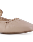 Detalle del material sintético en flats tipo balerinas nude para dama con pulsera ajustable y pliegues de piso 