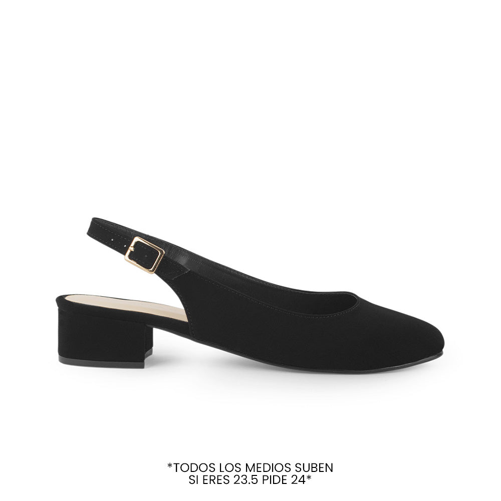 Vista lateral de zapatilla negra con punta fina pulsera ajustable y tacón bajo 4cm para dama