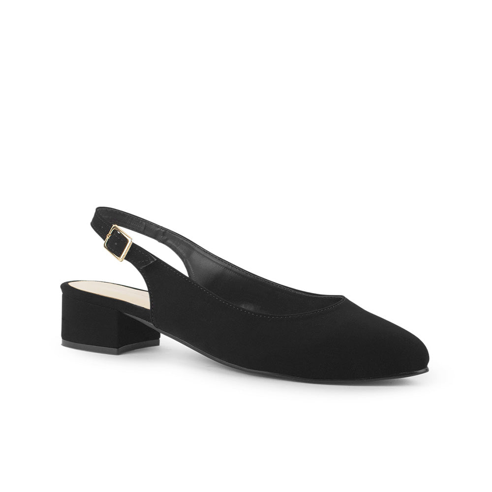 Vista diagonal de zapatilla negra para dama con punta fina y tacón bajo 4cm  