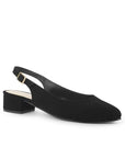 Vista diagonal de zapatilla negra para dama con punta fina y tacón bajo 4cm  