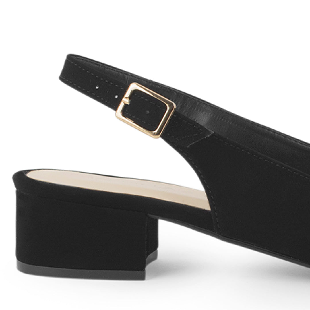 Vista trasera del tacón bajo 4cm de la zapatilla negra con pulsera ajustable y punta fina para dama 