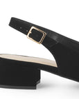 Vista trasera del tacón bajo 4cm de la zapatilla negra con pulsera ajustable y punta fina para dama 