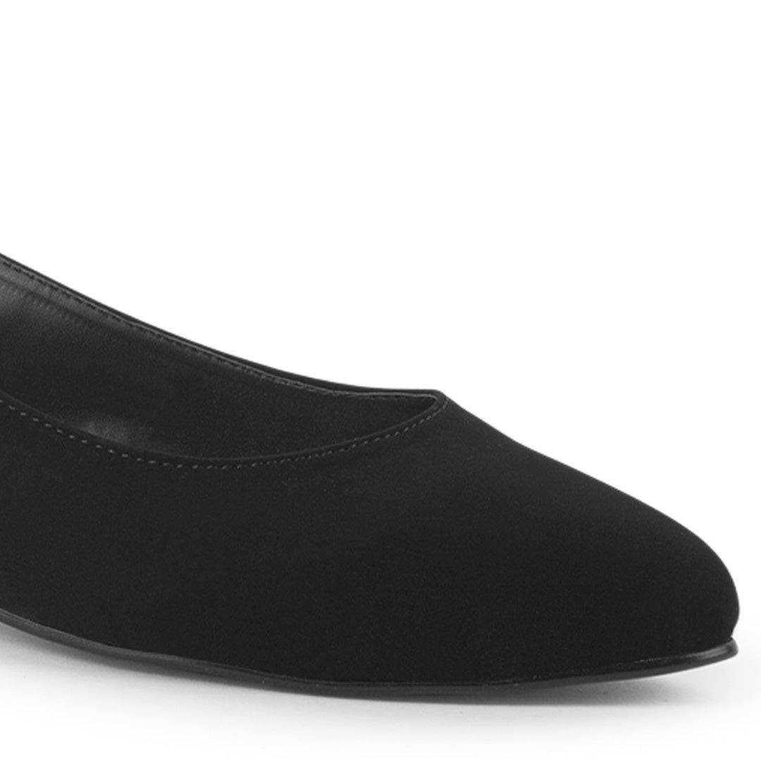Detalle del material buck de la zapatilla negra con punta fina, pulsera ajustable para dama y tacón bajo 4cm